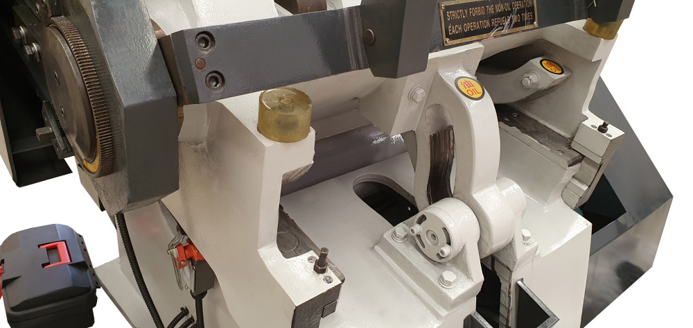 Máquina de Corte e Vinco PolyVinco - Robusta