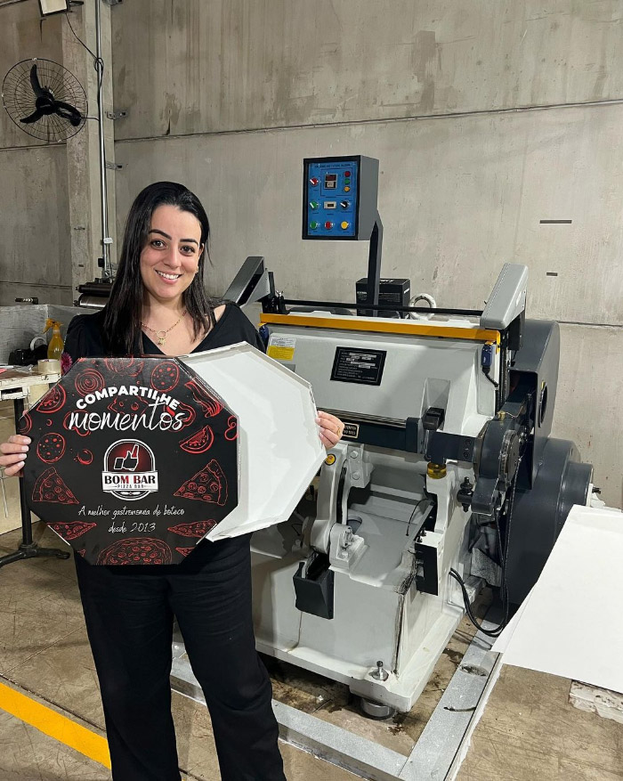 Máquina de Corte e Vinco PolyVinco - Embass Indústria Gráfica